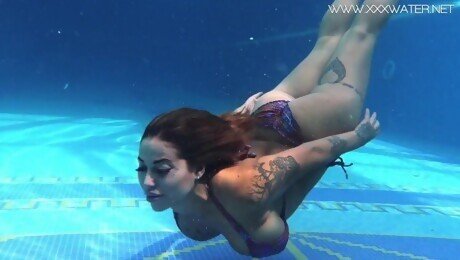 Underwater Show featuring Heidi Van Horny's pool girl xxx